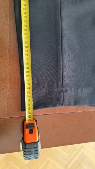 Traje de hombre negro y camisa amarilla