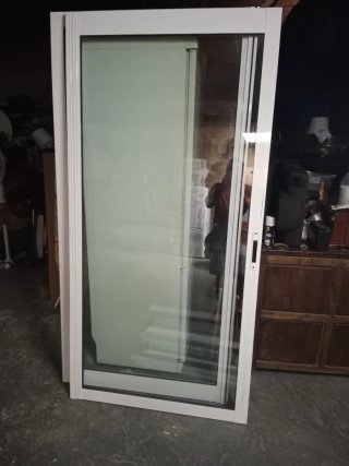 Puerta corredera aluminio con persiana