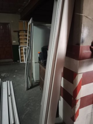 Puerta corredera aluminio con persiana