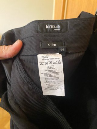 Traje negro joven.