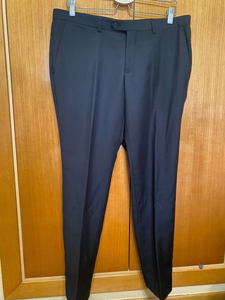 Traje negro joven.