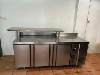 Bajo mostrador 3 puertas con estante