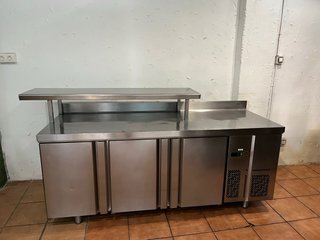Bajo mostrador 3 puertas con estante