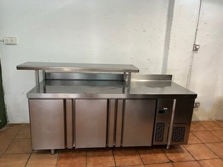 Bajo mostrador 3 puertas con estante