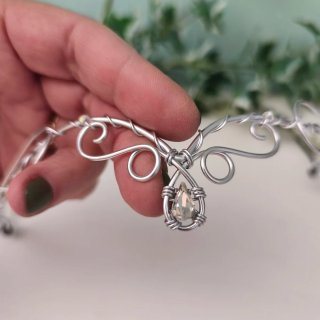 Tiara élfica plateada con pedrería
