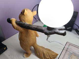 Lampada da tavolo comodino forma scoiattolo resina