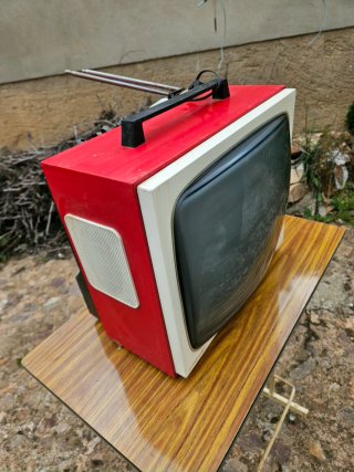 Televisor Antiguo Rojo y Blanco marca Junior