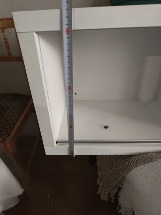 Estantería blanca con puerta rosa