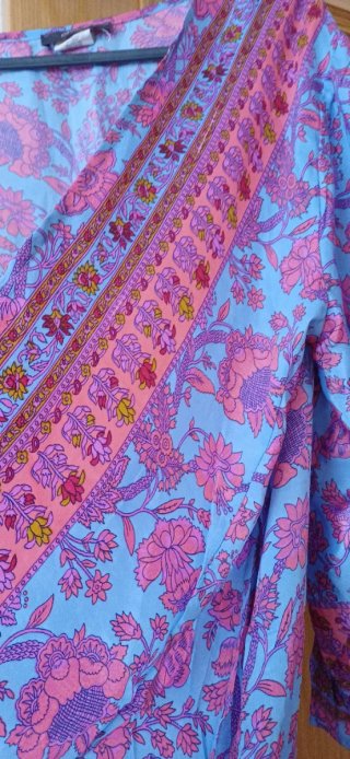 Chal estampado floral azul y rosa