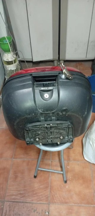 Baúl para moto SHAD 37 negro y rojo