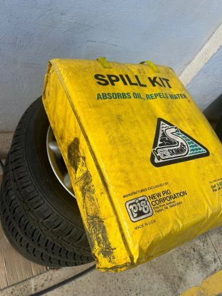 Kit absorbente portátil para líquidos no agresivos