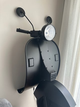 Moto Decorativa Negra con Luz