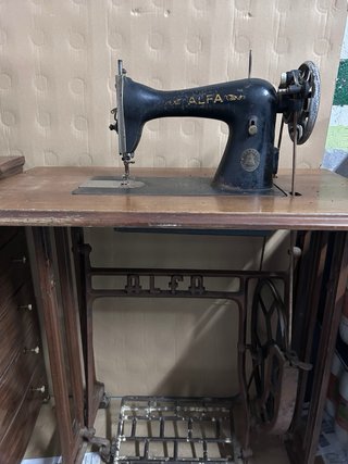 Máquina de coser antigua Alfa