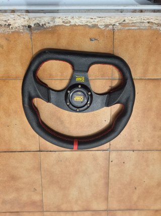 Volante OMP Negro con Costuras Rojas