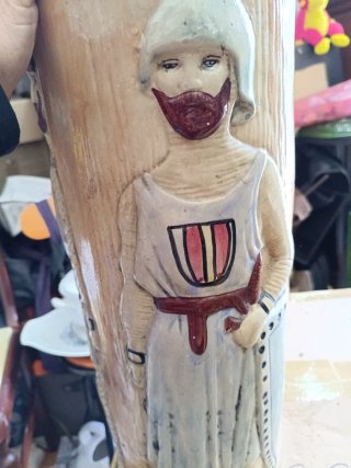 Paragüero de cerámica con figura