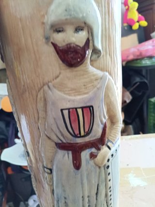 Paragüero de cerámica con figura