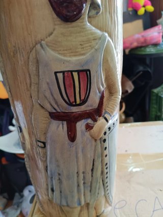 Paragüero de cerámica con figura
