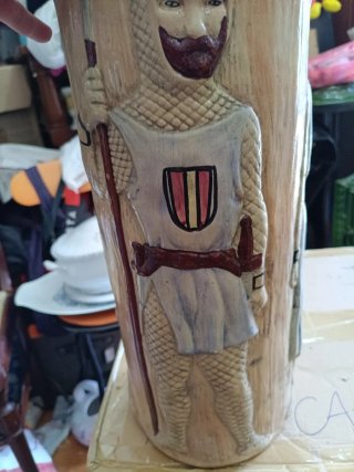 Paragüero de cerámica con figura