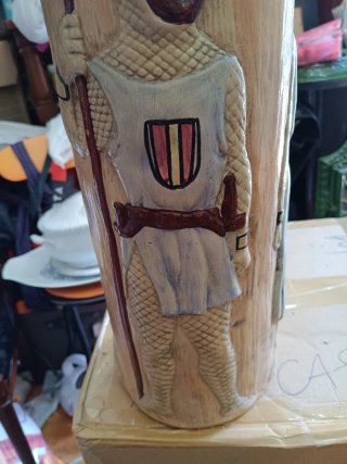 Paragüero de cerámica con figura