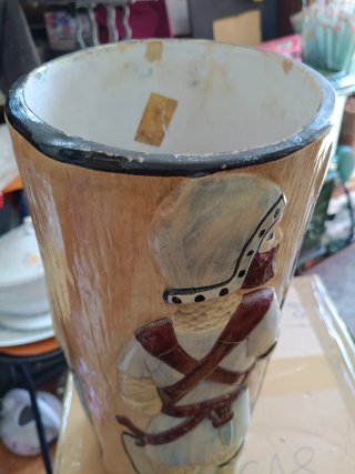 Paragüero de cerámica con figura
