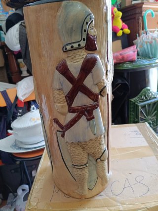 Paragüero de cerámica con figura