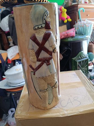 Paragüero de cerámica con figura