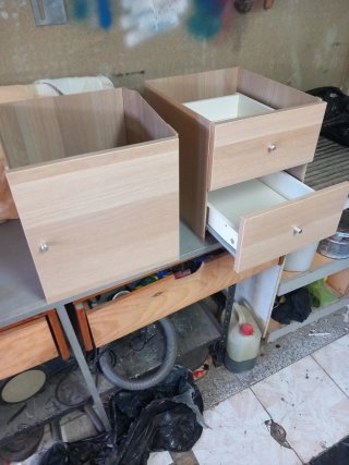 Cajones blancos y marrones para muebles Ikea