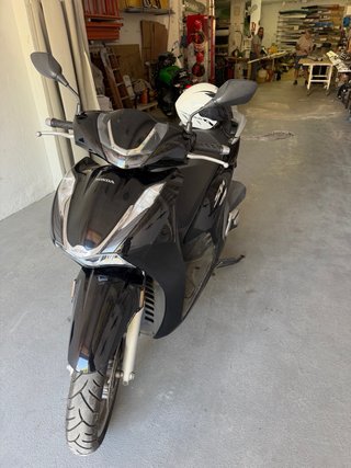 Honda SH350i Scooter Negra y Plata  Año 2022.