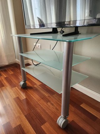 Mesa TV Cristal y Metal con Ruedas