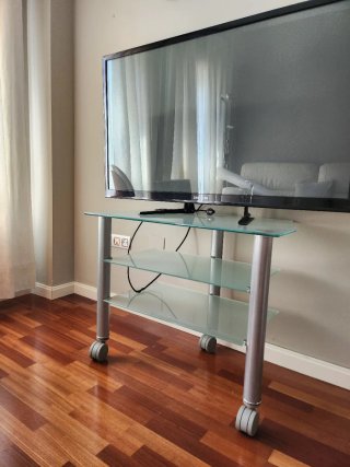 Mesa TV Cristal y Metal con Ruedas