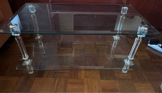 Mesa de cristal con patas acrílicas doradas