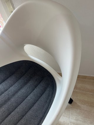 Silla de escritorio blanca con cojín