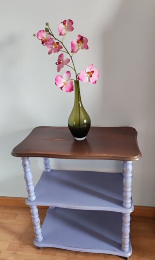 Mesa auxiliar madera lila y marrón