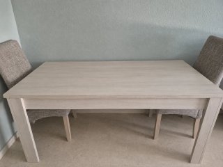 Mesa de comedor de madera y tela