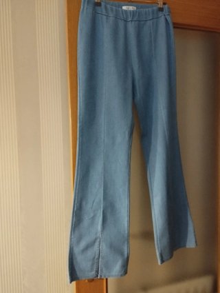 Pantalones vaqueros fluidos acampanados