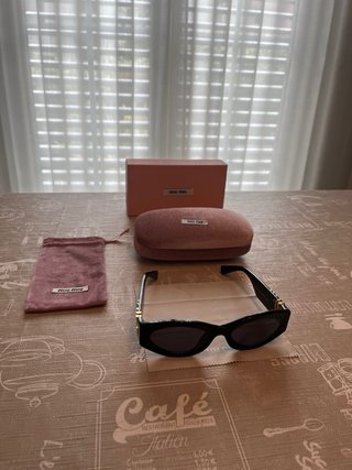 Occhiali da sole Miu Miu neri con custodia
