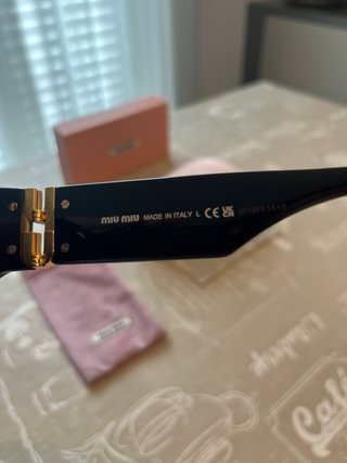 Occhiali da sole Miu Miu neri con custodia