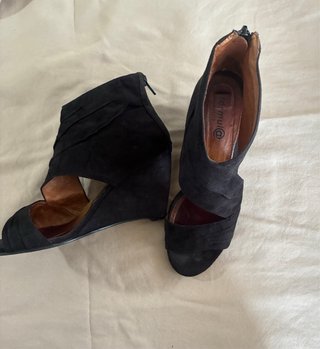 Sandalias cuña ante Fórmula negras