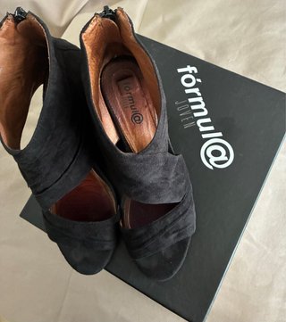 Sandalias cuña ante Fórmula negras