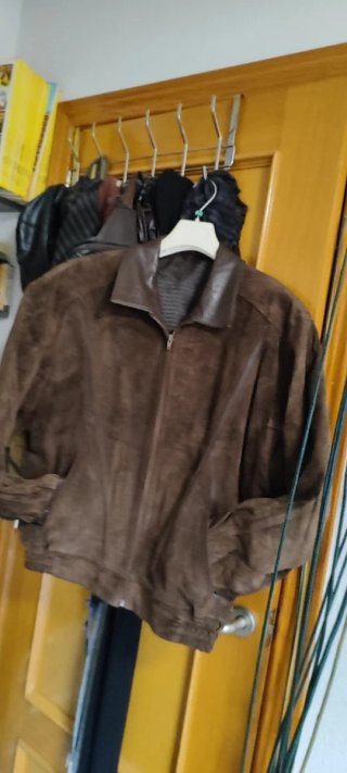 Chaqueta de ante y piel marrón,