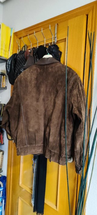 Chaqueta de ante y piel marrón,