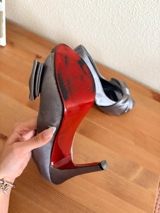 Zapatos de tacón grises con lazo