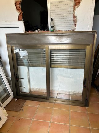 Ventanas de aluminio doradas
