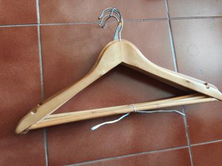 Lote de 100 perchas de madera