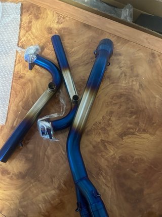 Sistema de escape Yamaha azul titanio