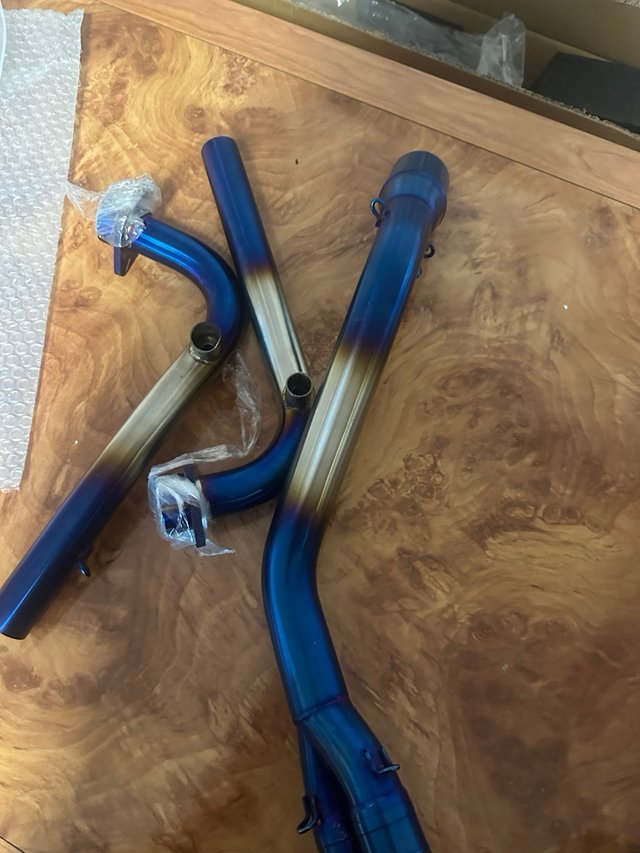 Sistema de escape Yamaha azul titanio