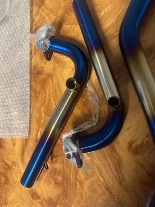 Sistema de escape Yamaha azul titanio