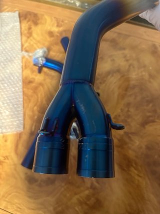 Sistema de escape Yamaha azul titanio