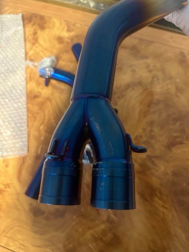 Sistema de escape Yamaha azul titanio
