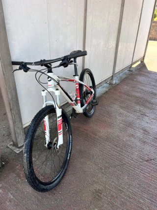 Bicicleta Giant Talon Blanca y Roja talla M